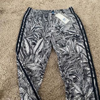 新品、未使用 クリスマスプレゼント 【新品】adidasOriginals☆FLORERA
