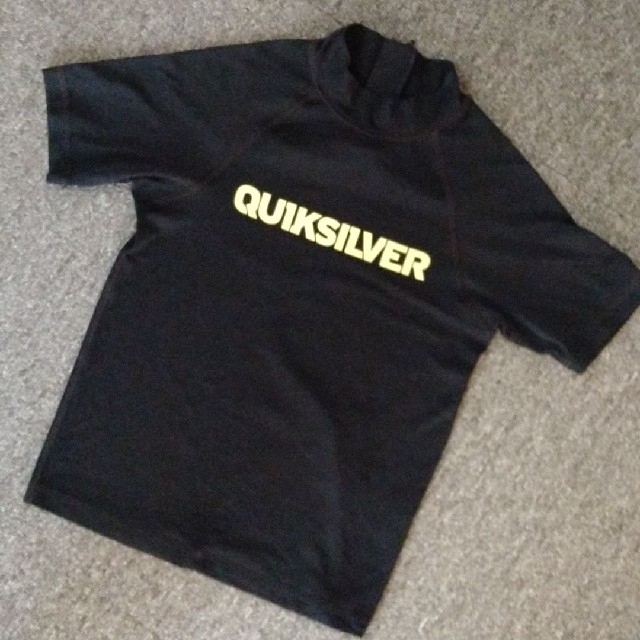 QUIKSILVER(クイックシルバー)のma7様★クイックシルバー　ラッシュガード 【120cm】　QUIKSILVER キッズ/ベビー/マタニティのキッズ服男の子用(90cm~)(水着)の商品写真