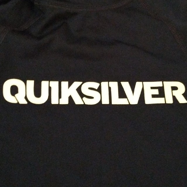 QUIKSILVER(クイックシルバー)のma7様★クイックシルバー　ラッシュガード 【120cm】　QUIKSILVER キッズ/ベビー/マタニティのキッズ服男の子用(90cm~)(水着)の商品写真