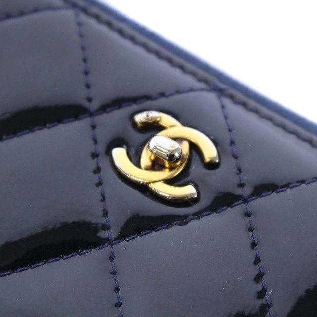 CHANEL(シャネル)のシャネル ココマーク マトラッセ エナメル 長財布 ラウンドファスナー 紺 レディースのファッション小物(財布)の商品写真