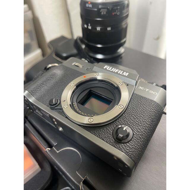 富士フイルム(フジフイルム)のFujifilm XT 30 XF 18-55 mm f2.8-4 レンズキット スマホ/家電/カメラのカメラ(レンズ(ズーム))の商品写真