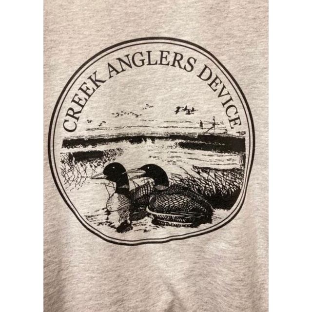 1LDK SELECT(ワンエルディーケーセレクト)のcreek angler's device Tシャツ KAMO　在原みゆ紀 メンズのトップス(Tシャツ/カットソー(半袖/袖なし))の商品写真