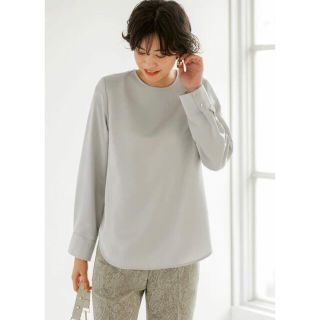 スタイルデリ(STYLE DELI)のSTYLE DELI マットサテンショルダーパッドインブラウス プラチナ(シャツ/ブラウス(長袖/七分))