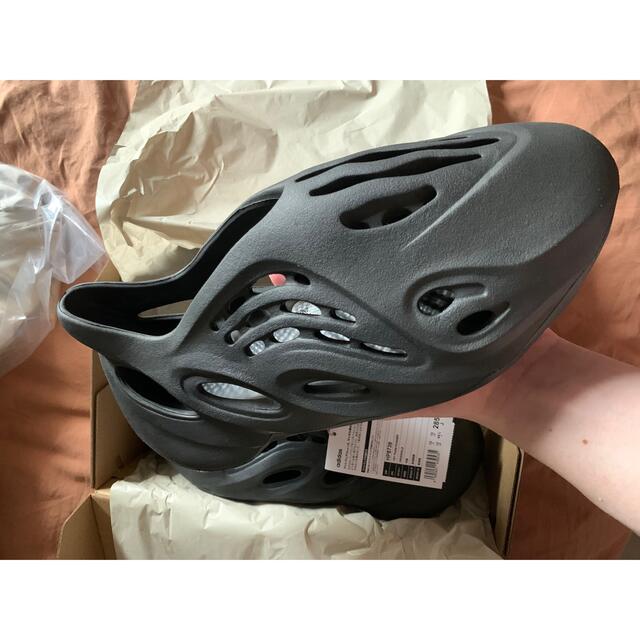 adidas(アディダス)のadidas Yeezy Foam Runner Onyx メンズの靴/シューズ(サンダル)の商品写真