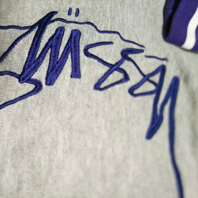 STUSSY(ステューシー)のチャンピオン×ステューシー灰色コラボパーカー紫キッズMサイズ110cmスウェット キッズ/ベビー/マタニティのキッズ服女の子用(90cm~)(Tシャツ/カットソー)の商品写真