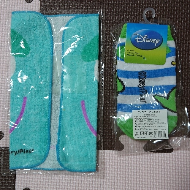 Disney(ディズニー)の未開封未使用:ディズニー ハンドタオル、靴下15-16cmくらい キッズ/ベビー/マタニティのこども用ファッション小物(靴下/タイツ)の商品写真