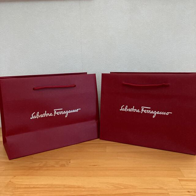 Salvatore Ferragamo(サルヴァトーレフェラガモ)のフェラガモ　紙袋2枚セット　ブランドショップ袋 レディースのバッグ(ショップ袋)の商品写真