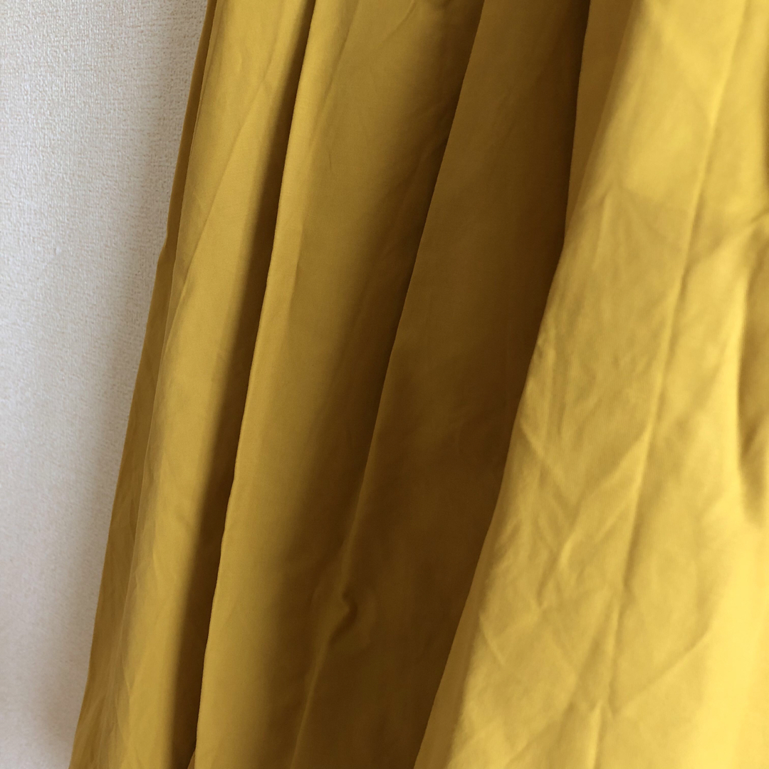 GU(ジーユー)の【匿名配送】　GU 山吹色 Aライン スカート 膝丈　M レディースのスカート(ひざ丈スカート)の商品写真