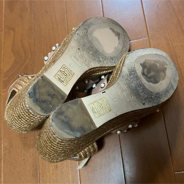 JIMMY CHOO(ジミーチュウ)の24cm ジミーチュウ JIMMY CHOO パール付き ウェッジ サンダル  レディースの靴/シューズ(サンダル)の商品写真