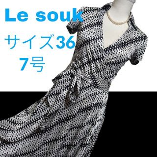 ルスーク(Le souk)の美品　ルスーク　モノクロの総柄がお洒落な半袖膝丈カシュクールワンピース(ひざ丈ワンピース)