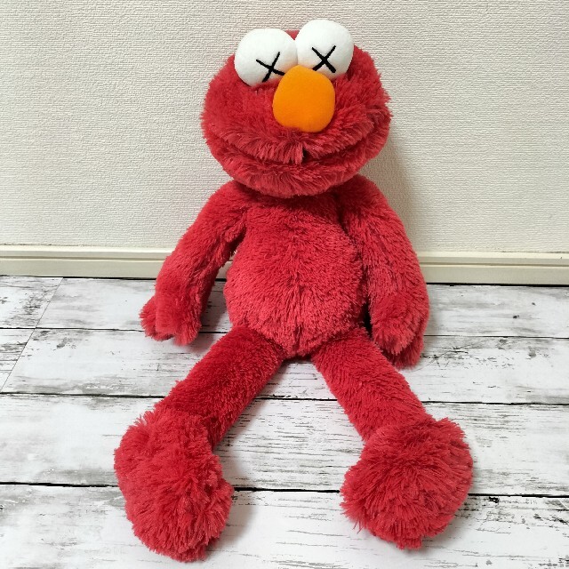 SESAME STREET(セサミストリート)のKAWS セサミストリート エルモぬいぐるみ ユニクロ エンタメ/ホビーのおもちゃ/ぬいぐるみ(ぬいぐるみ)の商品写真