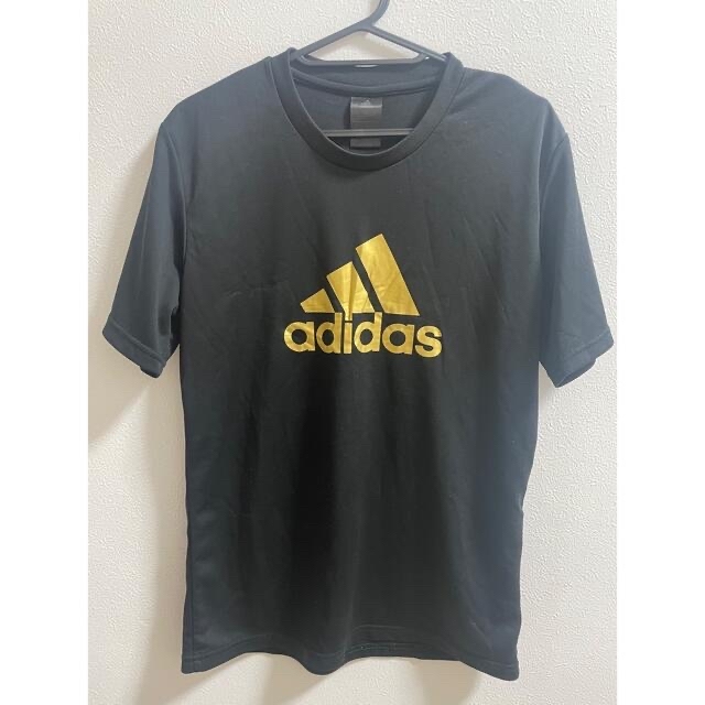 adidas　アディダス　Tシャツ　スポーツウェア　ゴールドロゴ メンズのトップス(Tシャツ/カットソー(半袖/袖なし))の商品写真