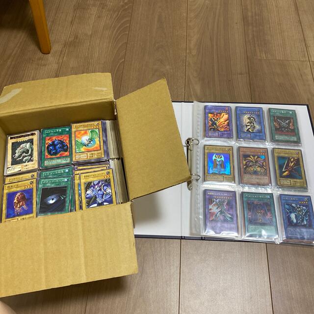 遊戯王(ユウギオウ)の最終値下げ中　1000枚以上まとめ売り　バインダー付き エンタメ/ホビーのトレーディングカード(その他)の商品写真