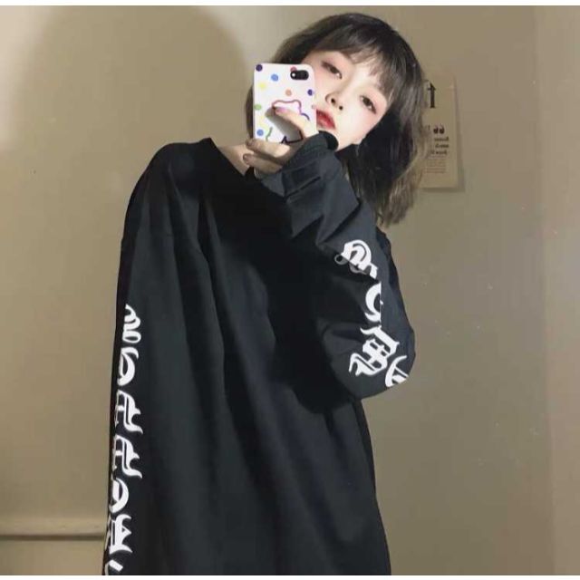 英字 袖ロゴ ロングTシャツ 長袖 オーバーサイズ 男女兼用 黒 の 英字 袖ロゴ ロングTシャツ 長袖 オーバーサイズ 男女兼用 黒 の