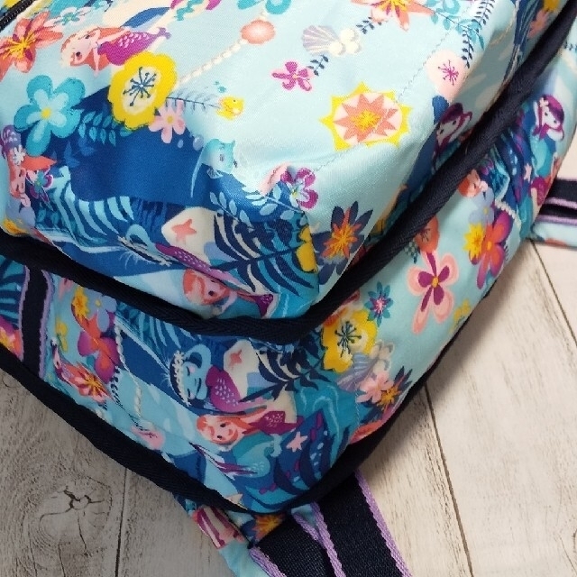 LeSportsac(レスポートサック)のレスポートサック × ディズニー イッツ・ア・スモールワールド リュック レディースのバッグ(リュック/バックパック)の商品写真