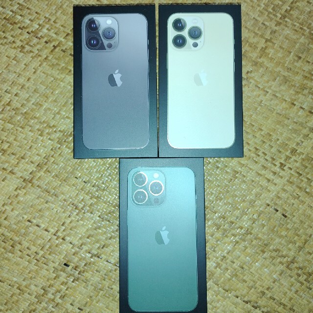 iPhone13 Pro 512GB（アルパイングリーン、グラファイトグゴールド スマホ/家電/カメラのスマートフォン/携帯電話(スマートフォン本体)の商品写真