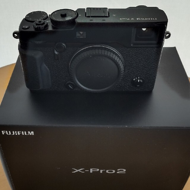 富士フイルム(フジフイルム)の富士  X-PRO2 ハンドグリップ付き 美品 スマホ/家電/カメラのカメラ(ミラーレス一眼)の商品写真