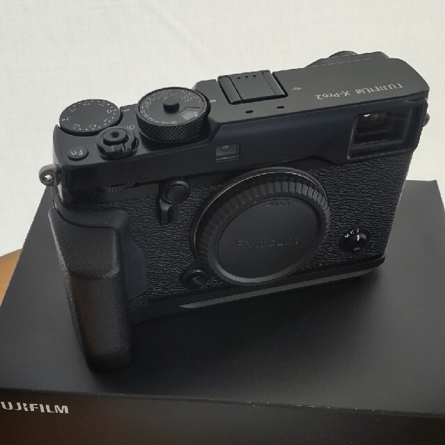 富士フイルム(フジフイルム)の富士  X-PRO2 ハンドグリップ付き 美品 スマホ/家電/カメラのカメラ(ミラーレス一眼)の商品写真