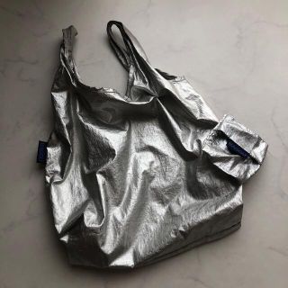 バグゥ(BAGGU)のBAGGU babyメタリック　バグー　シルバー(エコバッグ)