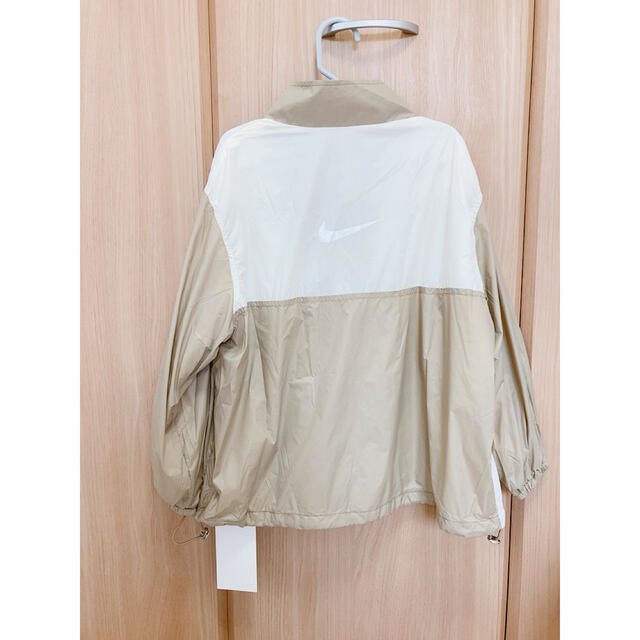 【新品未使用】子供用 ウィンドブレーカー nike ナイキ ベージュ キッズ/ベビー/マタニティのキッズ服女の子用(90cm~)(ジャケット/上着)の商品写真