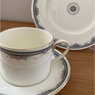 ロイヤルドルトン(Royal Doulton)の【美品】ロイヤル ドルトン アルバニー　　　　カップ&ソーサー、プレート トリオ(食器)