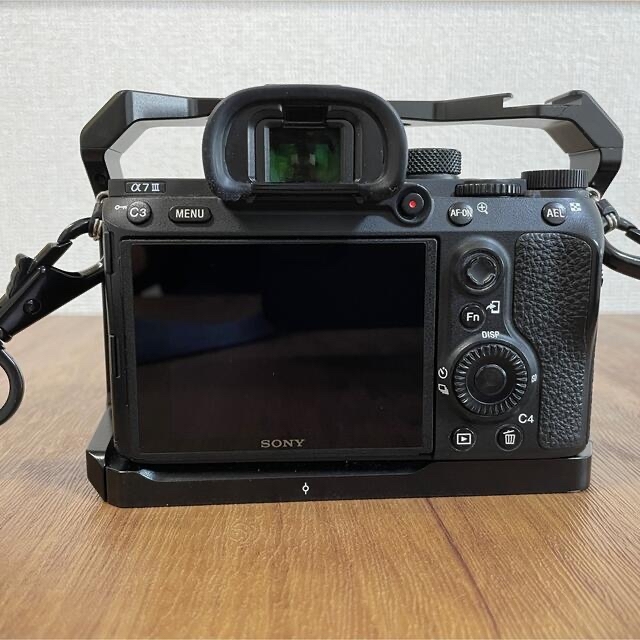 SONY(ソニー)のa7iii SONY ソニー　フルサイズ　ミラーレス一眼カメラ　本体のみ スマホ/家電/カメラのカメラ(ミラーレス一眼)の商品写真