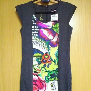 デシグアル(DESIGUAL)の半額☆金刺繍Desigualデシグアル花柄ワンピース灰色Mサイズ黒ハーフZIP(ひざ丈ワンピース)