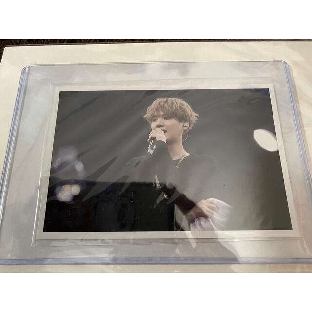 防弾少年団(BTS)(ボウダンショウネンダン)のBTS フォトカード　ユンギ　SUGA magic shop 釜山 エンタメ/ホビーのタレントグッズ(アイドルグッズ)の商品写真