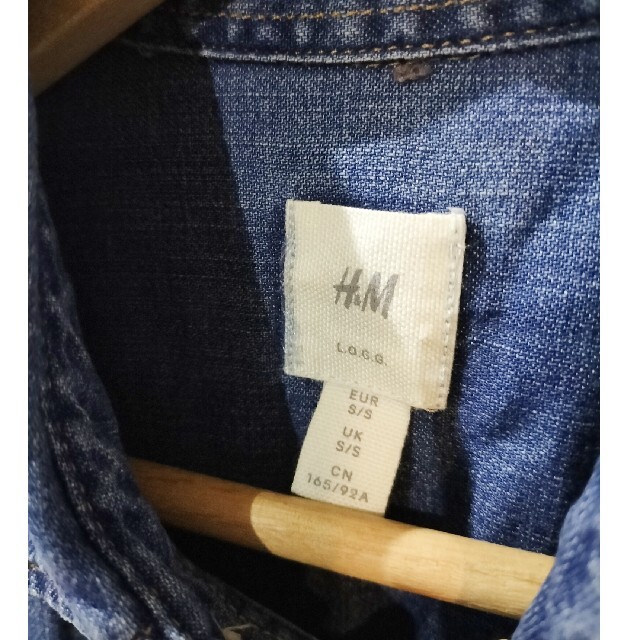 H&M(エイチアンドエム)のH&M　デニムシャツ　メンズ　カジュアル　ログ メンズのトップス(Tシャツ/カットソー(半袖/袖なし))の商品写真