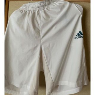 アディダス(adidas)のadidasの白のハーフパンツ(ショートパンツ)