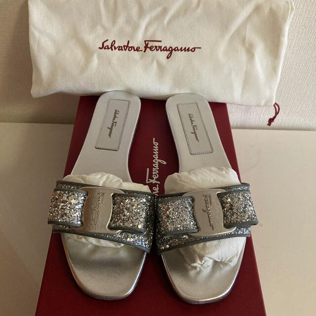 Salvatore Ferragamo(サルヴァトーレフェラガモ)のサルヴァトーレ フェラガモ スライドサンダル グリッター シルバー レディースの靴/シューズ(サンダル)の商品写真