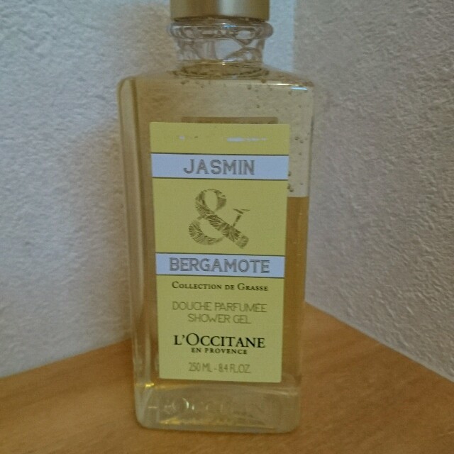 L'OCCITANE(ロクシタン)のL'OCCITANE ジャスミン&ベルガモット ダブルパフューム シャワージェル コスメ/美容のボディケア(ボディソープ/石鹸)の商品写真