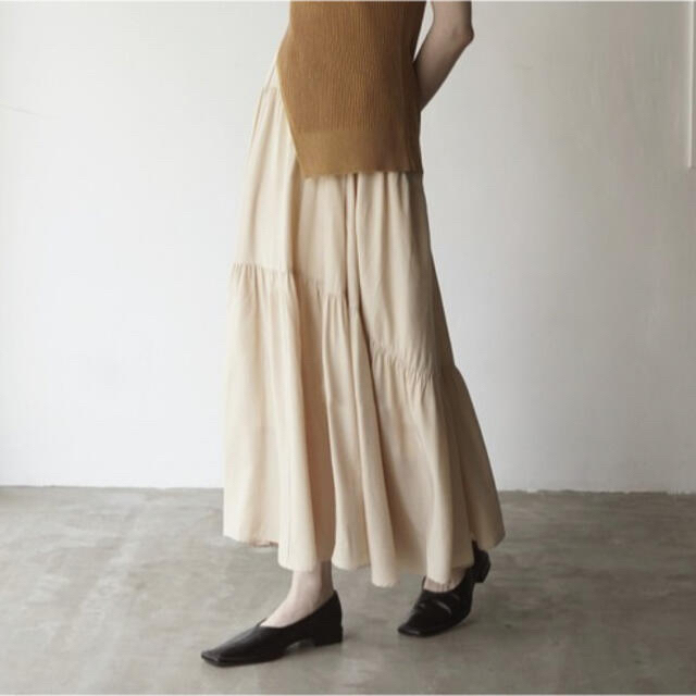 CLANE(クラネ)のCLANE AW先行予約アイテムCURVE LINE TIERED SKIRT レディースのスカート(ロングスカート)の商品写真