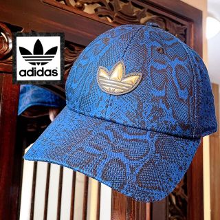 アディダス(adidas)のアディダス ブルー パイソン柄 キャップ 帽子 シルバーロゴ ジャージ Tシャツ(キャップ)