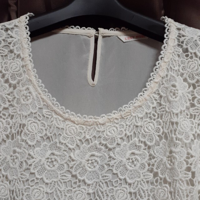 L'EST ROSE(レストローズ)の141.レストローズの花刺繍のブラウス レディースのトップス(シャツ/ブラウス(半袖/袖なし))の商品写真