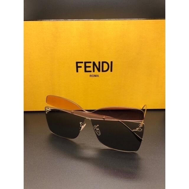 独創的 バタフライ 【希少美品】FENDI - FENDI Wレンズ カーリグラフィ 独創的 バタフライ 【希少美品】FENDI - FENDI Wレンズ カーリグラフィ