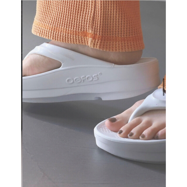 OOFOS(ウーフォス)の☆ OOFOS リカバリーサンダル（厚底）OOmega 24cm 試着のみ ☆ レディースの靴/シューズ(ビーチサンダル)の商品写真