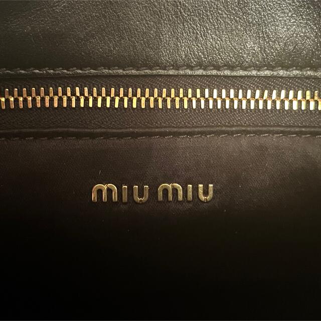 miumiu(ミュウミュウ)の最終値下げです😭‼️miumiu エンボスロゴセザー バッグ ブラック レディースのバッグ(ハンドバッグ)の商品写真