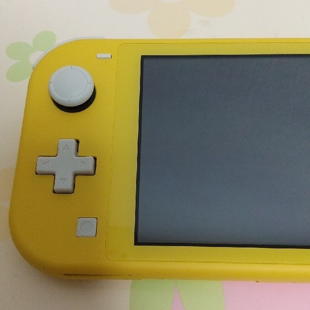 Nintendo Switch(ニンテンドースイッチ)のNintendo Switch Lite イエロー エンタメ/ホビーのゲームソフト/ゲーム機本体(携帯用ゲーム機本体)の商品写真