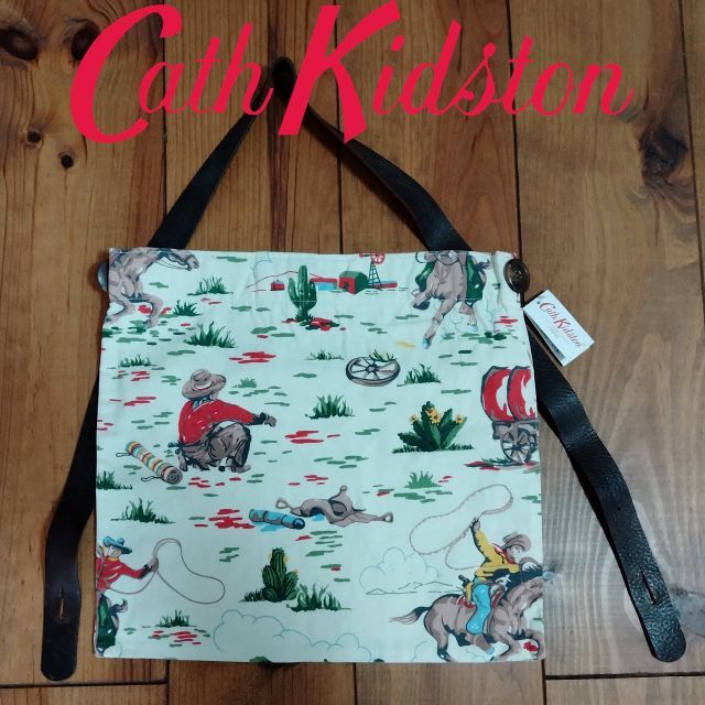 Cath Kidston(キャスキッドソン)の新品 UK製 キャスキッドソン ボタンバッグ カウボーイクリーム レディースのバッグ(メッセンジャーバッグ)の商品写真