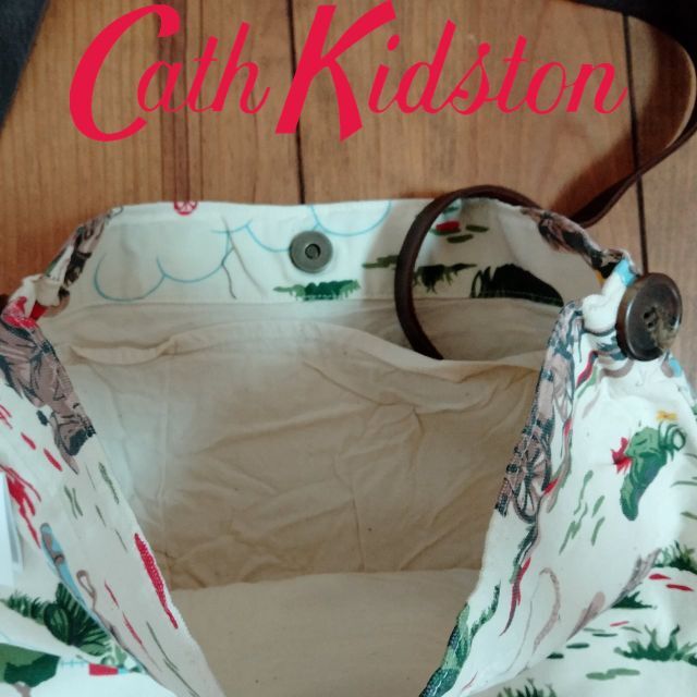Cath Kidston(キャスキッドソン)の新品 UK製 キャスキッドソン ボタンバッグ カウボーイクリーム レディースのバッグ(メッセンジャーバッグ)の商品写真