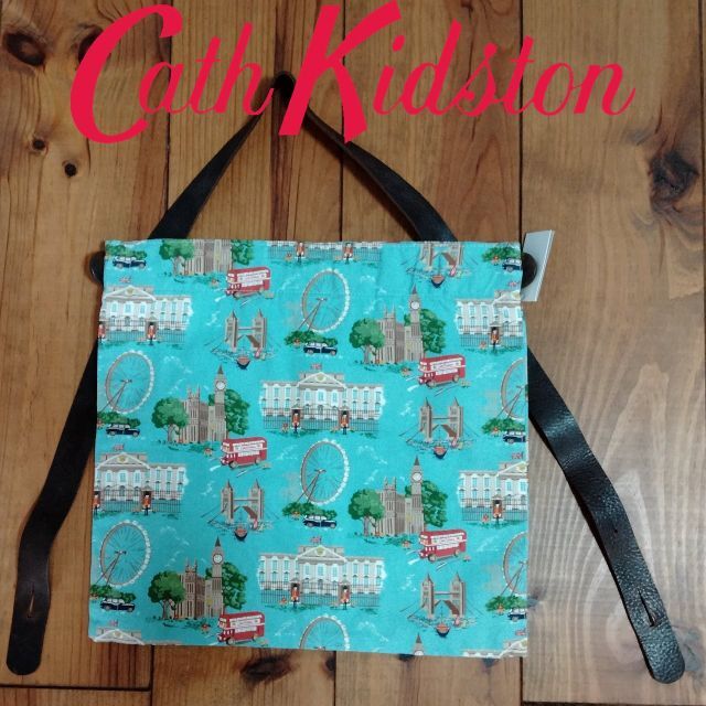 Cath Kidston(キャスキッドソン)の新品 UK製 キャスキッドソン ボタンバッグ ロンドンブルー レディースのバッグ(メッセンジャーバッグ)の商品写真