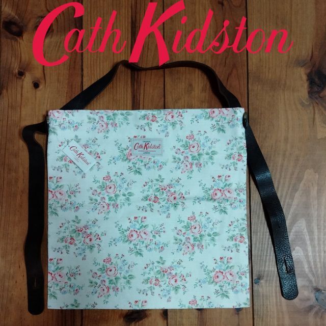 Cath Kidston(キャスキッドソン)の新品 UK製 キャスキッドソン ボタンバッグ チェルシーローズ レディースのバッグ(メッセンジャーバッグ)の商品写真