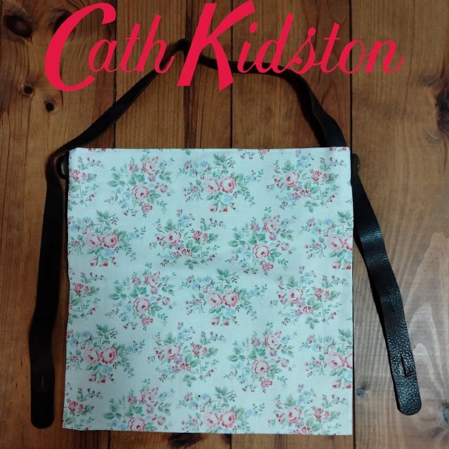 Cath Kidston(キャスキッドソン)の新品 UK製 キャスキッドソン ボタンバッグ チェルシーローズ レディースのバッグ(メッセンジャーバッグ)の商品写真