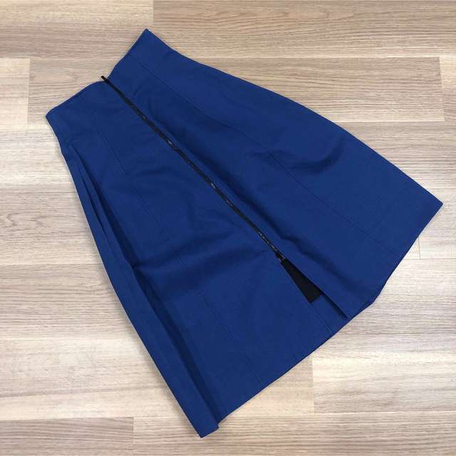 LE CIEL BLEU(ルシェルブルー)のフレアスカート　ネイビー　ジップアップ レディースのスカート(ひざ丈スカート)の商品写真