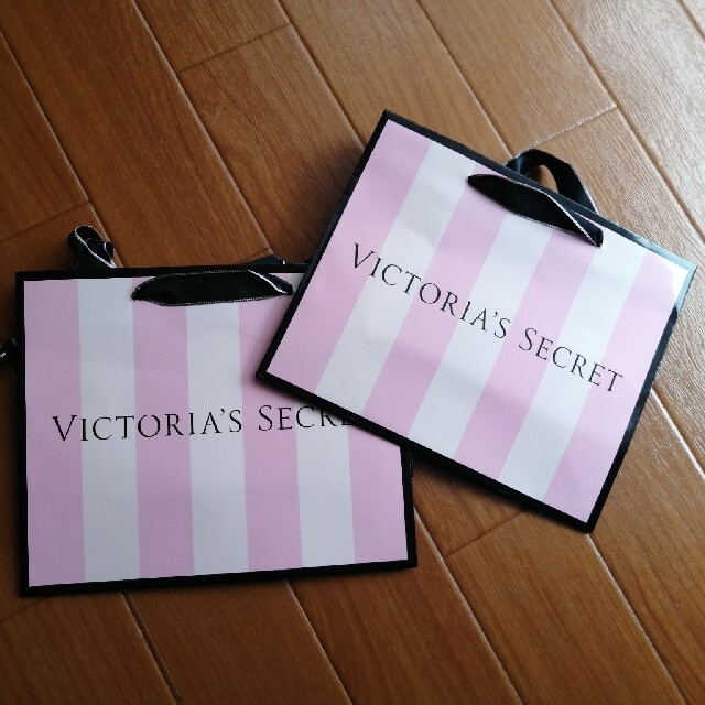 Victoria's Secret(ヴィクトリアズシークレット)のビクトリアシークレット　ショッパー　２枚 レディースのバッグ(ショップ袋)の商品写真