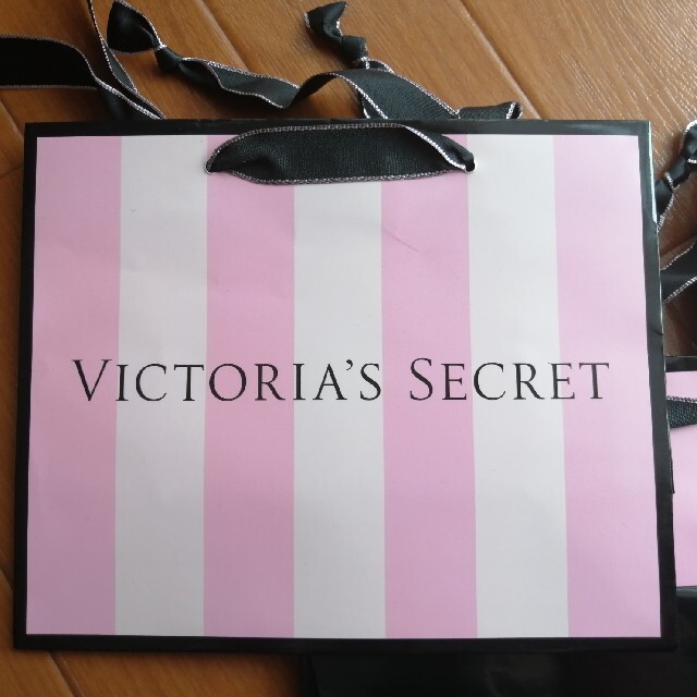 Victoria's Secret(ヴィクトリアズシークレット)のビクトリアシークレット　ショッパー　２枚 レディースのバッグ(ショップ袋)の商品写真