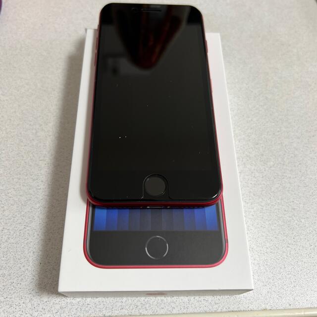 Apple(アップル)のiPhone SE 3 64GB RED スマホ/家電/カメラのスマートフォン/携帯電話(スマートフォン本体)の商品写真