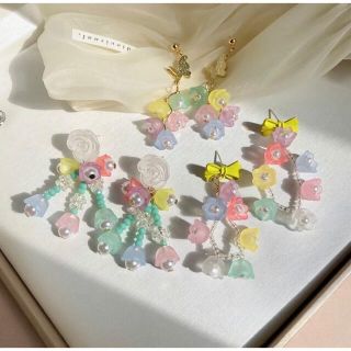 メリージェニー(merry jenny)のflower & butterfly earring(半透明白薔薇+小花)(ピアス)