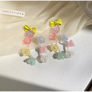 ナイスクラップ(NICE CLAUP)のflower & butterfly earring(グリーンリボン＋小花)(ピアス)
